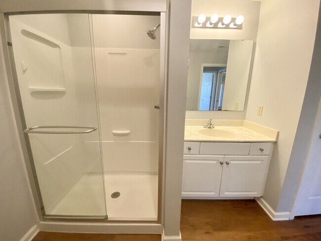Building Photo - Two Bedroom Spacious Condo Near Everything Bluffton Has to Offer!