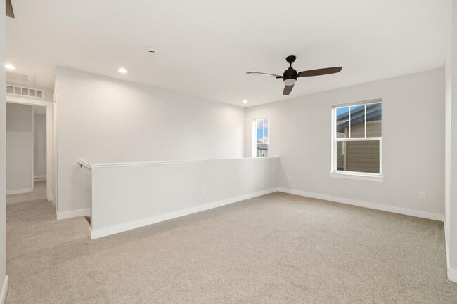 Building Photo - Outstanding Townhome W/ Large 3 Bed- 2.5 Bath and 2-Car Garage!