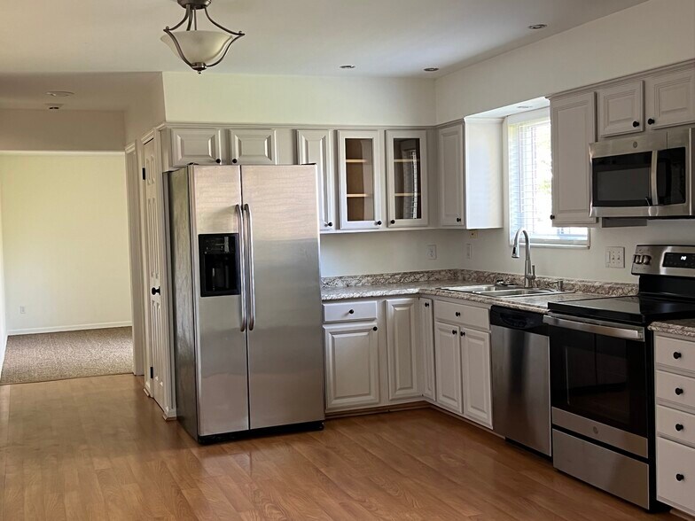 Building Photo - 596 Beaufort Ct