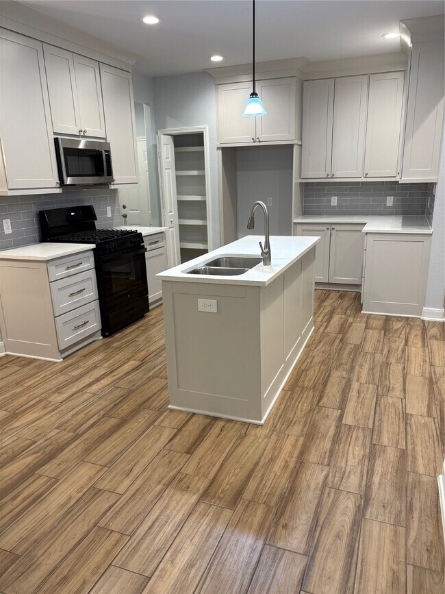 Building Photo - 205 Mcelroy Ave