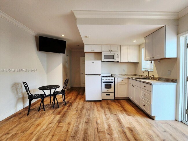 Building Photo - 320 New York St