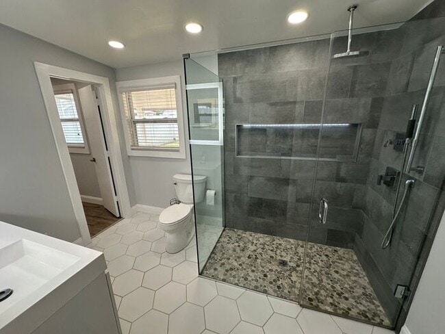 Building Photo - Beautiful 3 bedroom, 2 bath home located i...