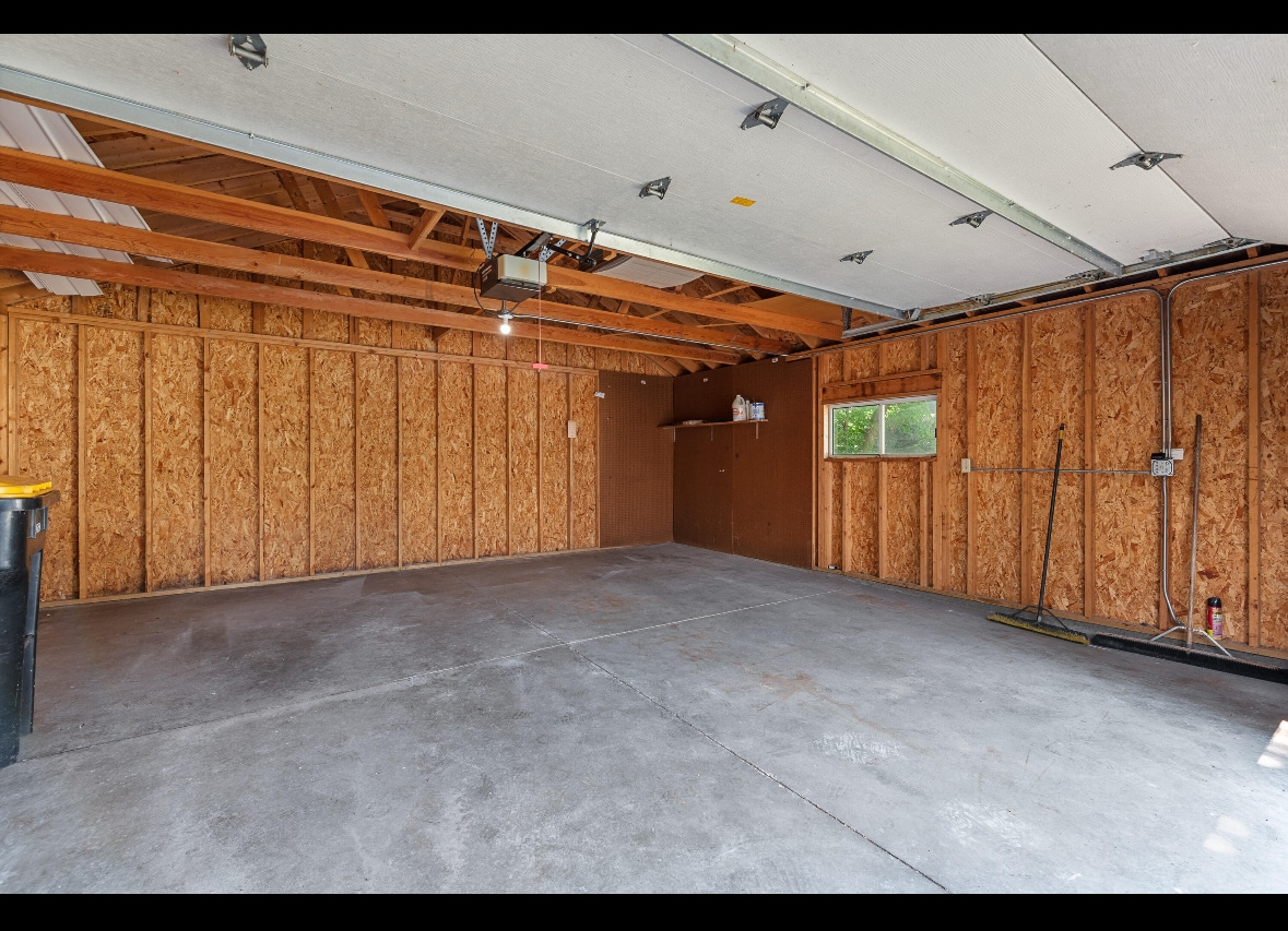 Building Photo - 1055 N 68th St