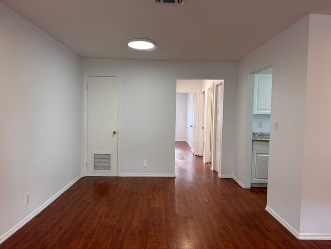 Building Photo - 2 Bed 1 Bath - Spacious w/ Great Natural L...