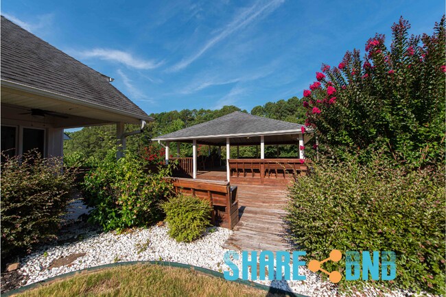 Building Photo - 48 Dartmouth Dr