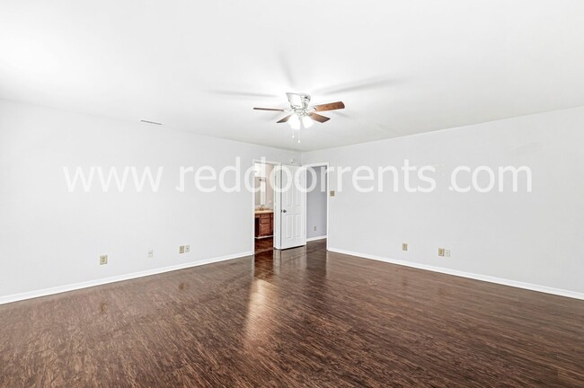 Building Photo - Charm and Convenience- Your 3 Bedroom Have...