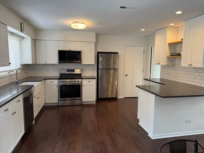 Building Photo - 523 Elm St