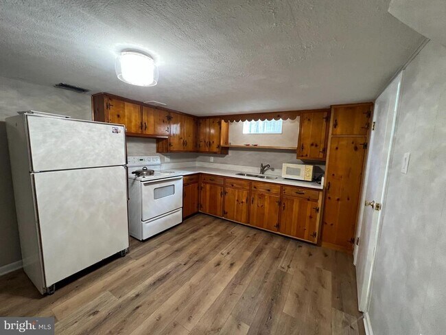 Building Photo - 346 W 11th St