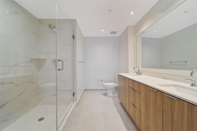 Building Photo - 2150 N Bayshore Dr