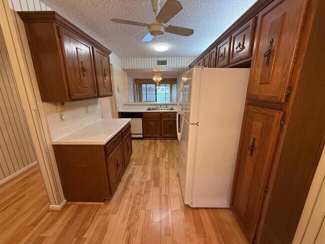 Building Photo - 6215 Coral Lake Dr