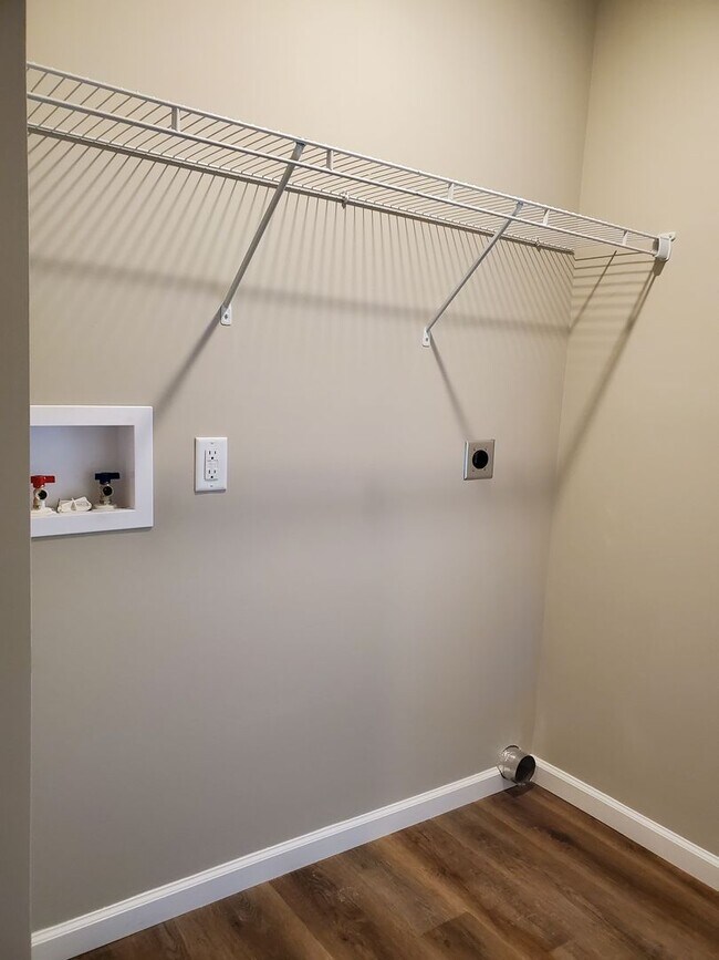 Building Photo - 2 bed, 1.5 bath Townhouse