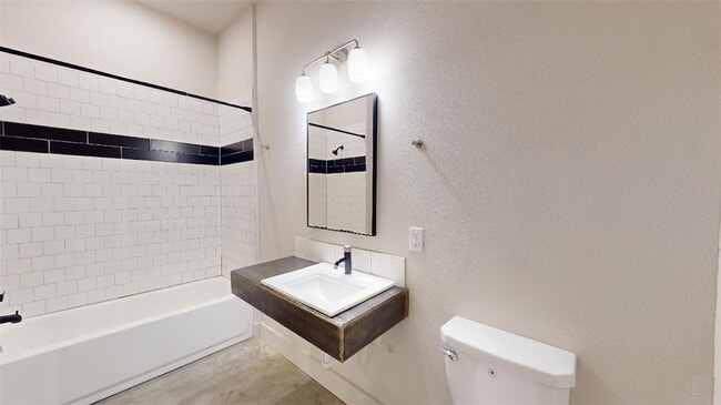 Building Photo - 305 W 27th St
