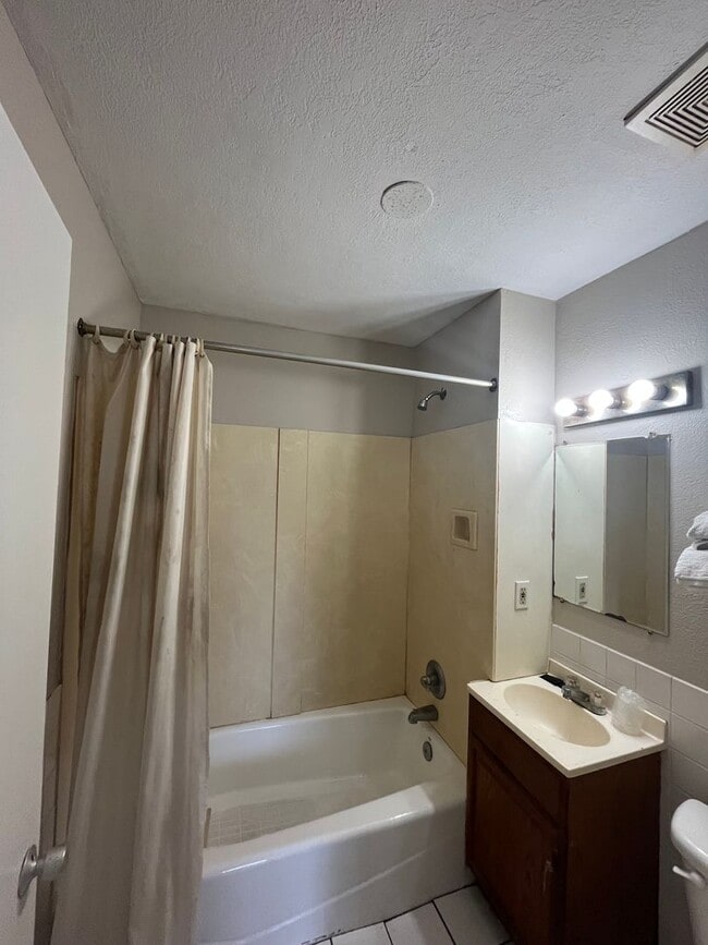 Building Photo - Cozy Studio Apartment/Motel Style in East Nashville....Furnished or Unfurnished. Occupancy limit ...