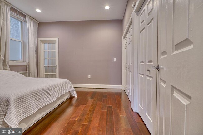 Building Photo - 12 E Mt Vernon Pl