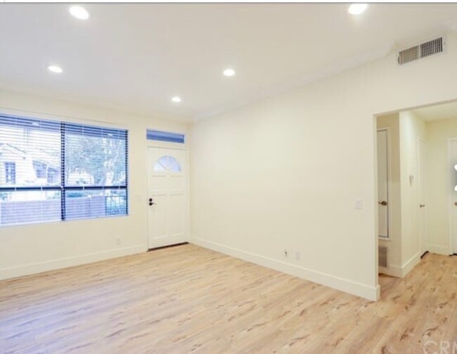 Building Photo - 5722 E Stillwater Ave