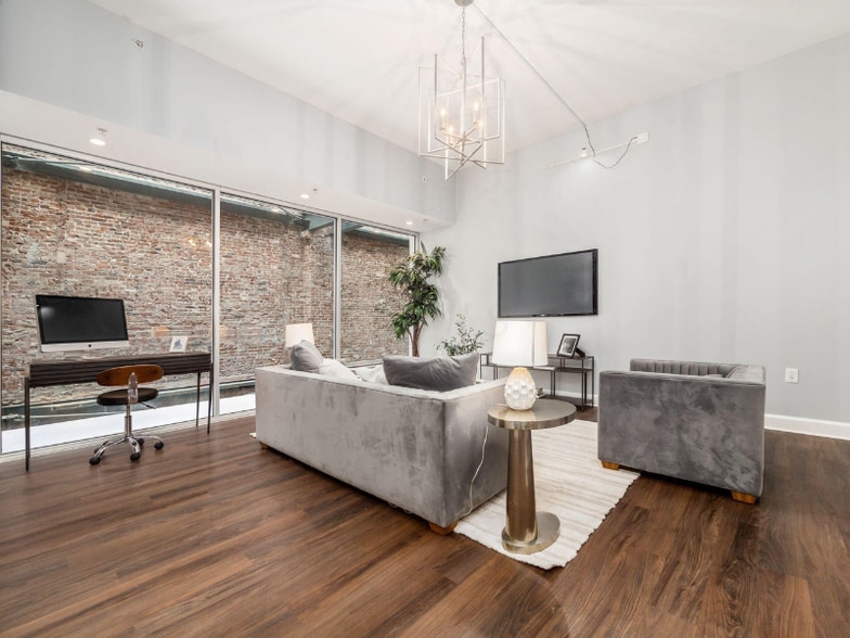 Building Photo - 106 N High St