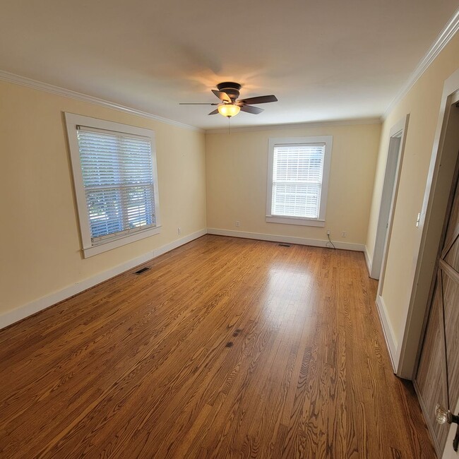 Building Photo - 3/2 Cottage Charmer-Downtown McMinnville, TN