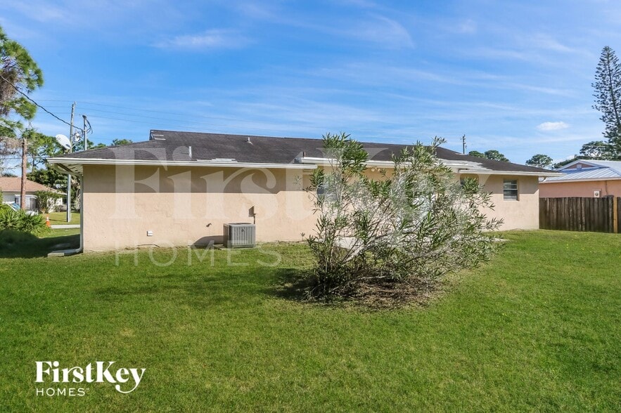 Building Photo - 650 NW Selvitz Rd