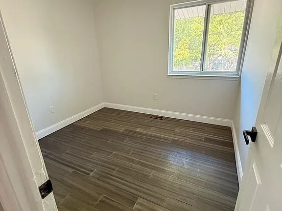 Building Photo - Welcome to this beautifully updated 3-bedroom, 2 full-bath 1400 sqft of modern living space.