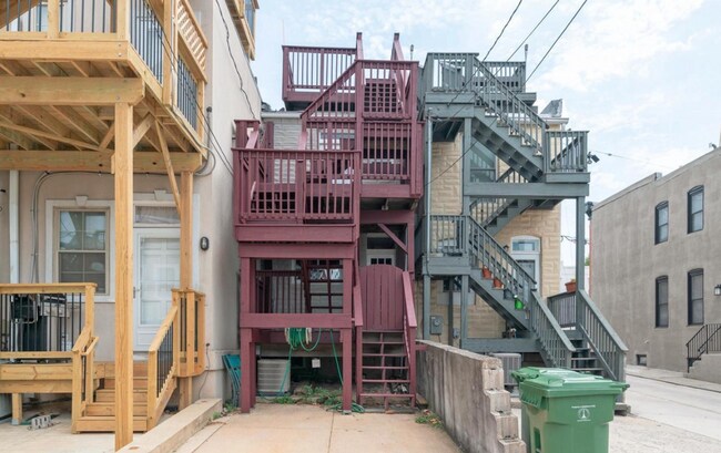 Building Photo - 2 BR 2 BA Townhome with Multi-level Deck