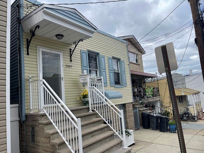 Building Photo - 1307 44th St