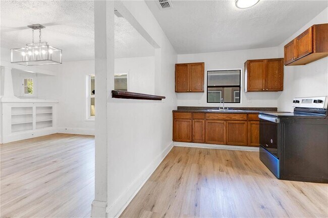 Building Photo - 1029 Colyer St