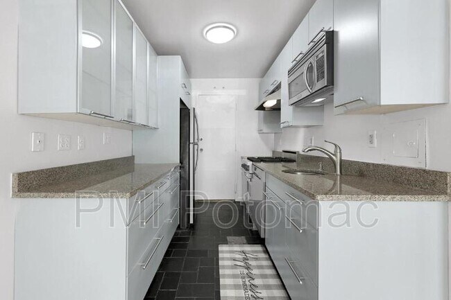 Building Photo - 10201 Grosvenor Pl