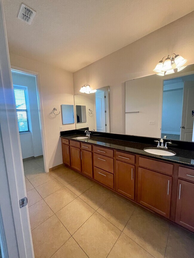 Building Photo - 10132 Eagle Creek Center Blvd