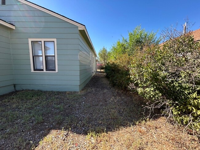 Building Photo - 3 Bedroom 1 Bath Large House with Garage & Many Amenities