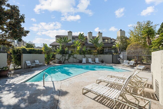 Building Photo - 3304 Caminito Eastbluff