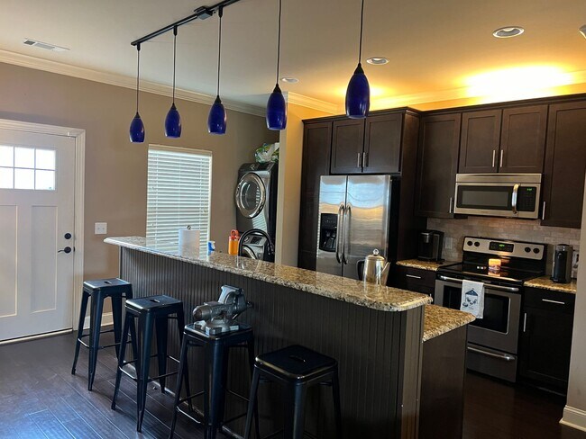 Building Photo - Parkview Condo- Unit H