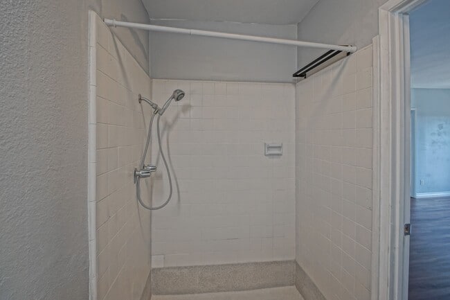 Building Photo - Bright & Spacious, Top-Floor 3BR3BA Condo ...