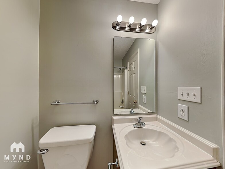 Building Photo - 2024 Julian Ln