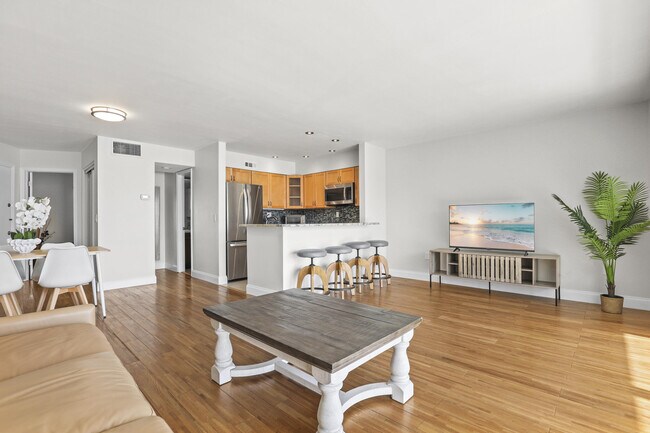 Building Photo - 2936 Lake Shore Dr