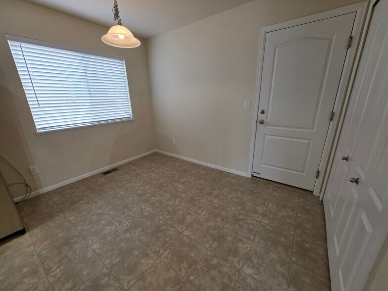 Building Photo - 874 Diamond Rim Dr
