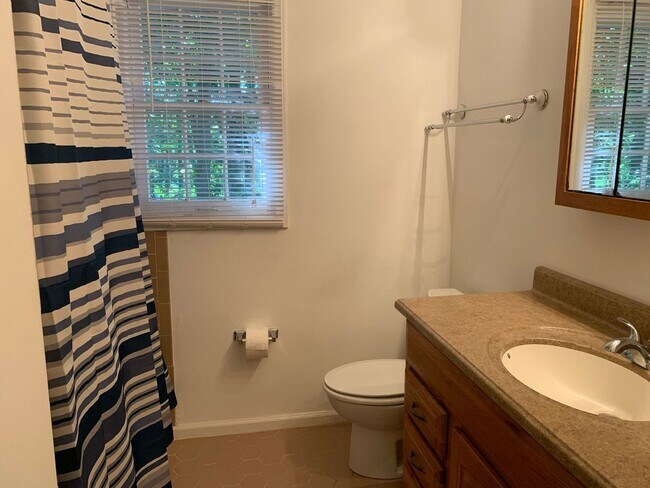 Building Photo - 2 BEDROOM TOWNHOME NEAR CRABTREE-DECK-SHAD...
