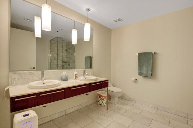 Building Photo - 4471 Dean Martin Dr