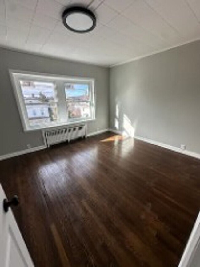 Building Photo - 177 Hart St