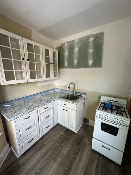 Kitchen - 169 Anderson Pl