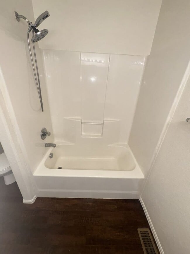 Building Photo - Spacious 5 Bedroom, 3 Bath Ranch Home with 2-Car Garage