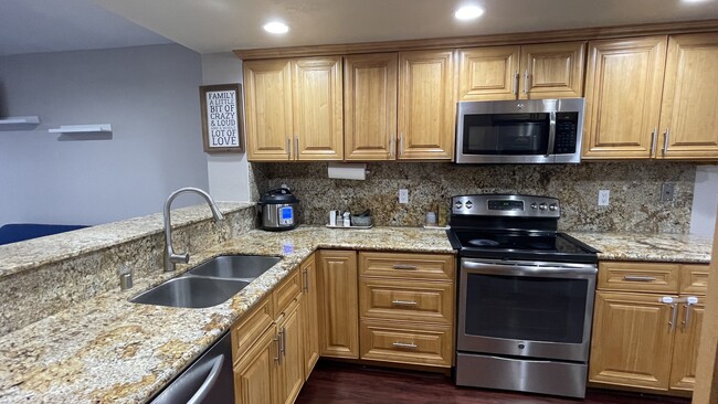 Kitchen - 38921 Cherry Glen Cmn