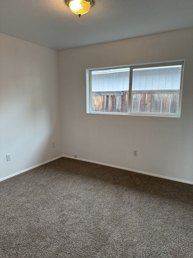 Building Photo - M924-926