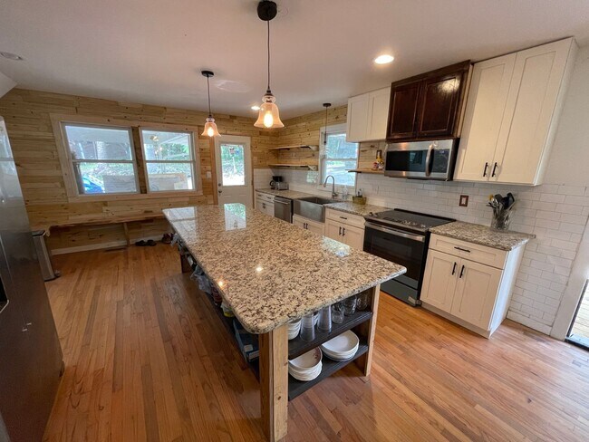 Building Photo - Big and Beautiful House with attached 1br ...