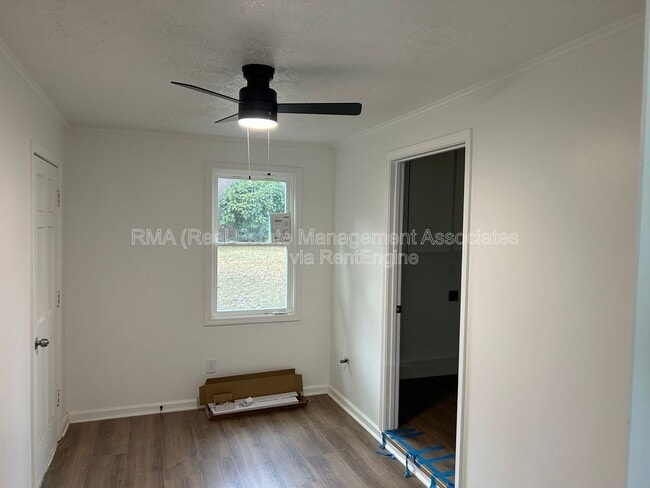 Building Photo - 216 Hillandale Dr