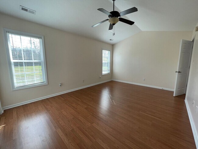 Building Photo - Absolutely Adorable!