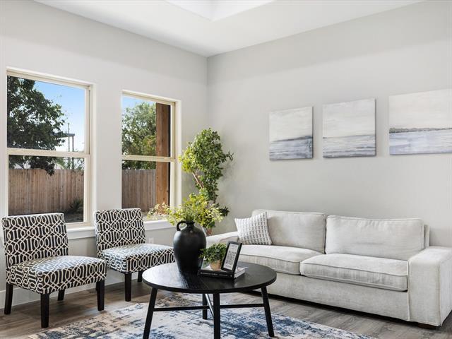 Building Photo - 2411 Mercedes St