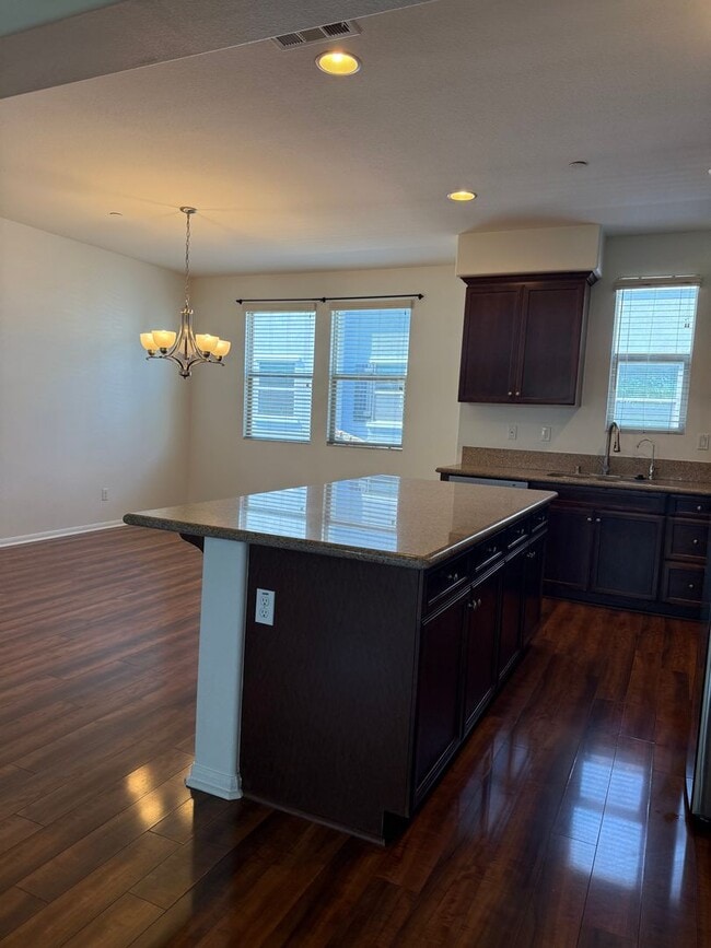 Building Photo - 2 Bedroom, 2.5 Bath Tri-level townhouse in Signal Hill