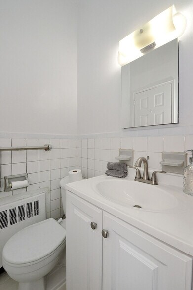 Building Photo - 374 W 35th St