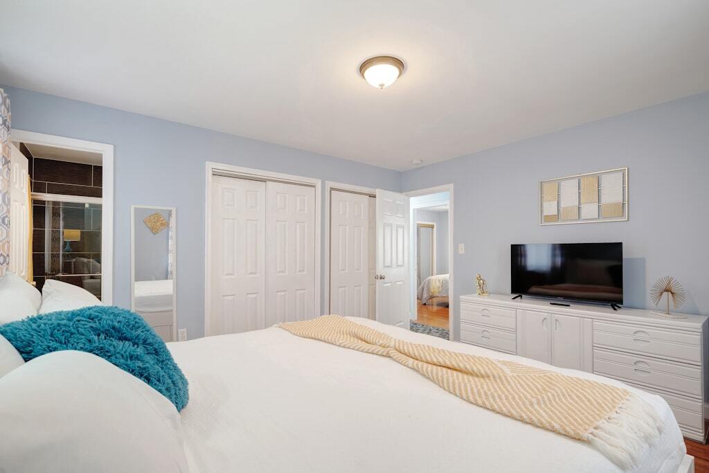 Bedroom 5 - 900 E Tantallon Dr