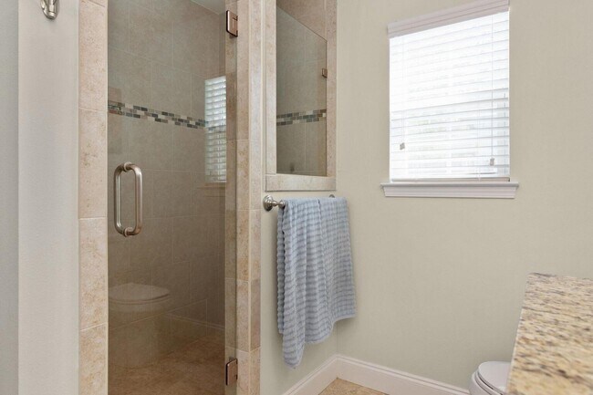 Building Photo - 511 Oak Ave